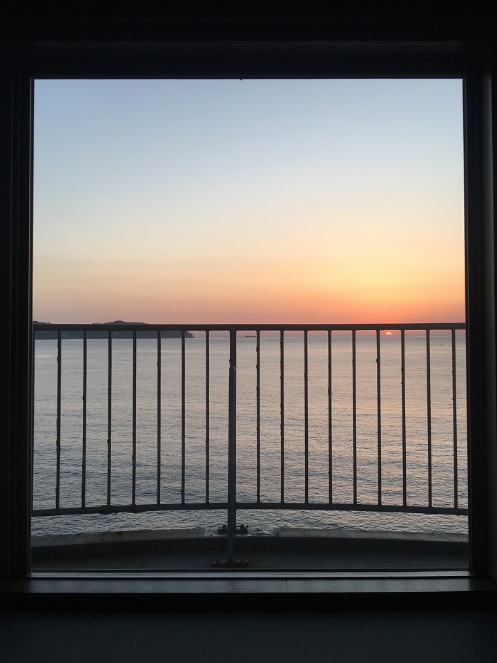 窓から眺める日の出