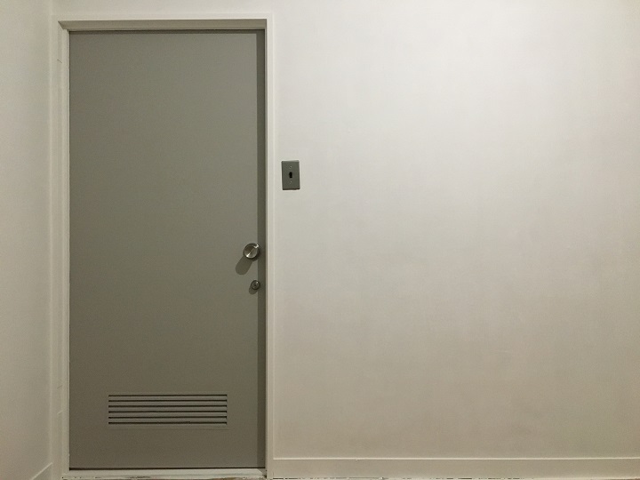 ドア横の壁