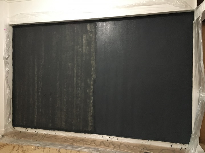 二度目の塗装が半分終わった壁