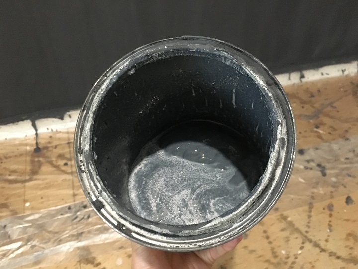 缶の底に残ったマグネット塗料