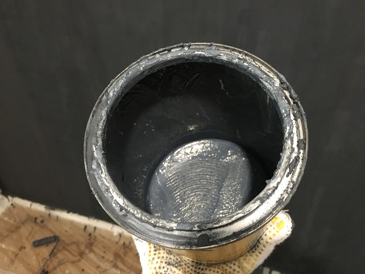 使い切ったマグネット塗料の缶