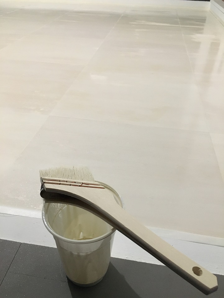 ホワイトのワトコオイルを塗り終えた床