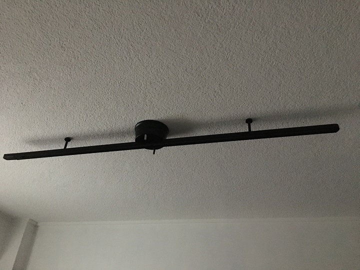 天井に設置したライティングレール