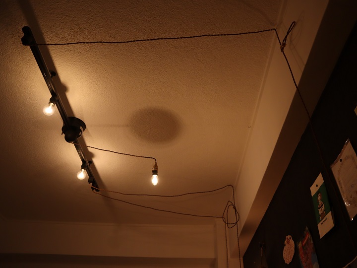 天井近くの３つの照明