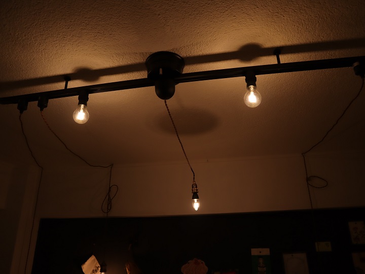 灯りを絞ったトロードフリLED電球