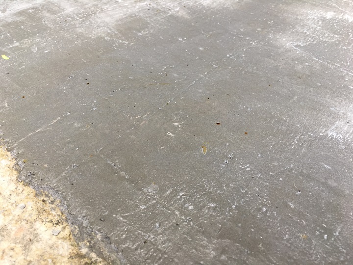 濡れたコンクリートの表面