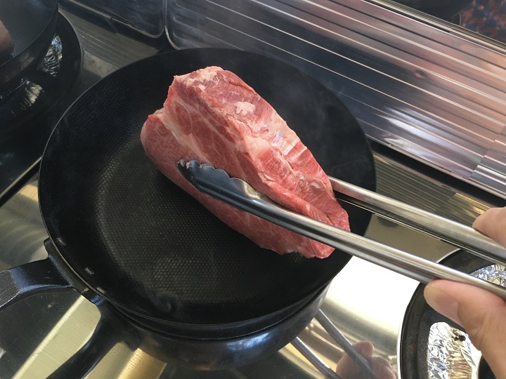 肉の側面を焼く
