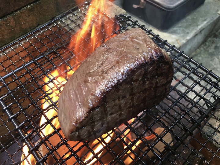 炭火で肉を焼く