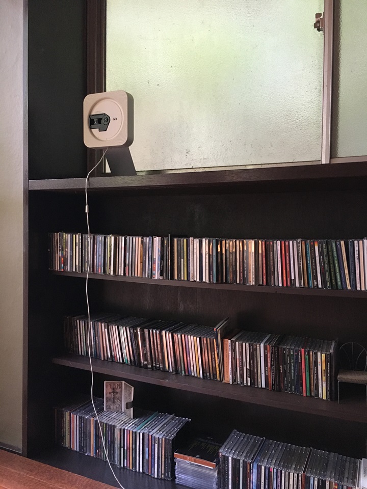 本棚の上に置いたCDプレーヤー