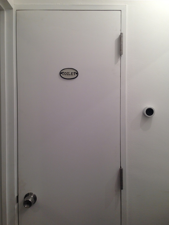 サインプレートを付けたトイレのドア