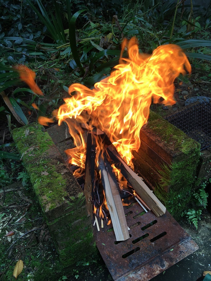 火のついた薪