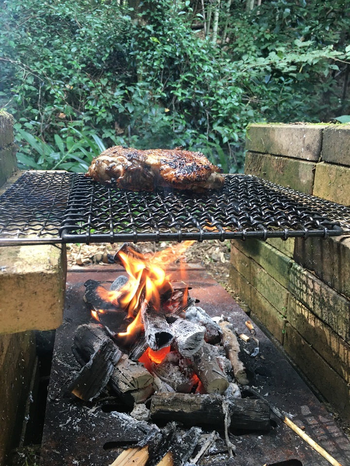 遠火で鶏モモ肉を焼く
