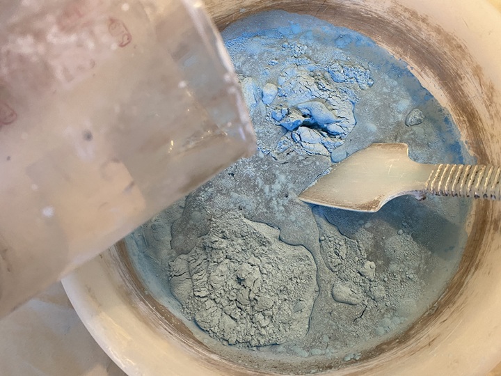 水を加えて目地材を練る
