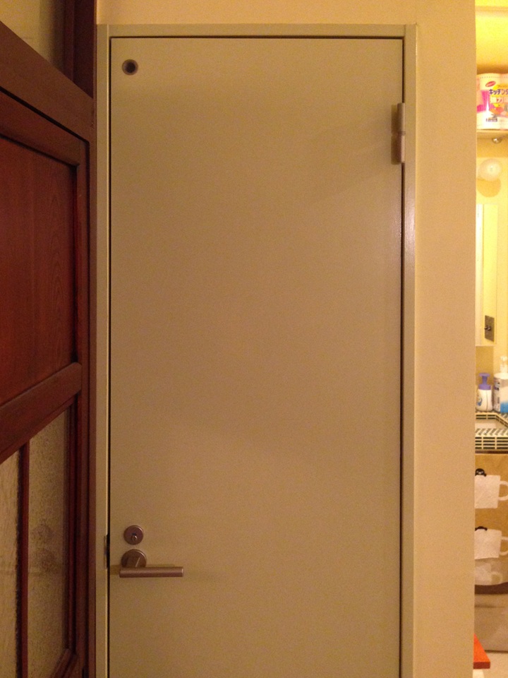サイン設置前のトイレドア