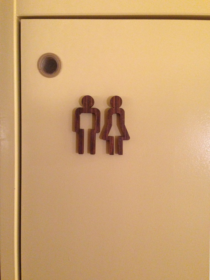 トイレのドアの木製サイン