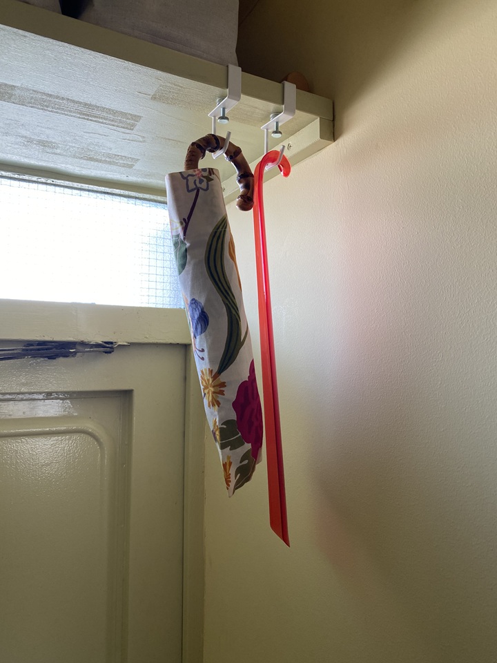 ハンガーフックに傘などをかけて
