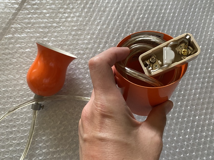 余ったコードをカップにしまう