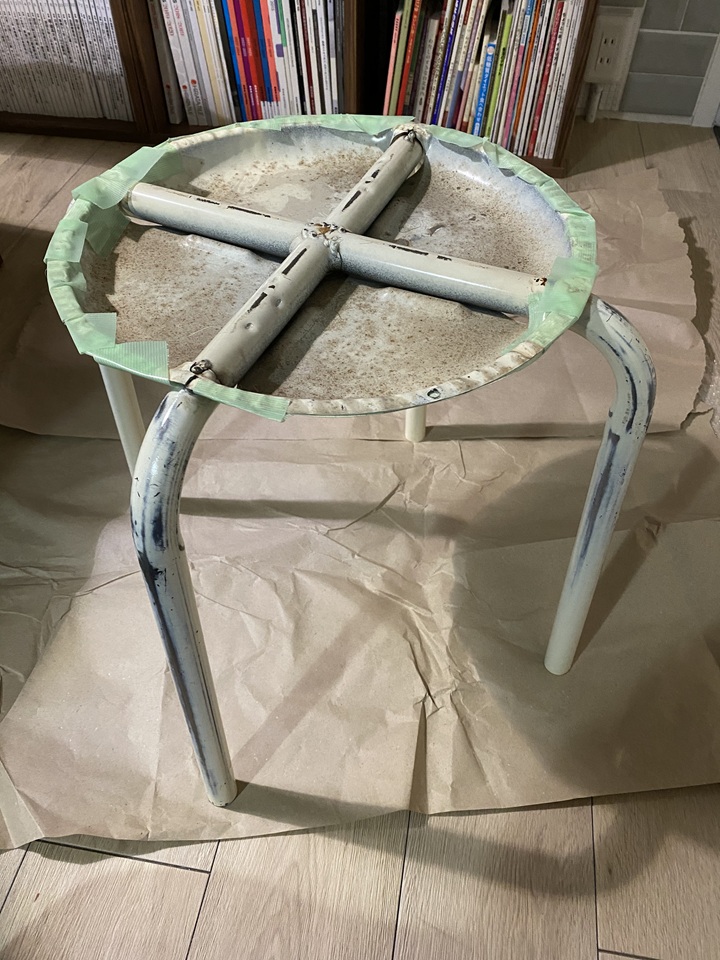 塗装の下準備をした脚