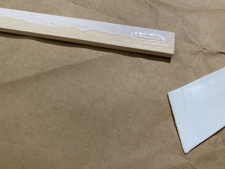 木工用ボンドを塗った木材