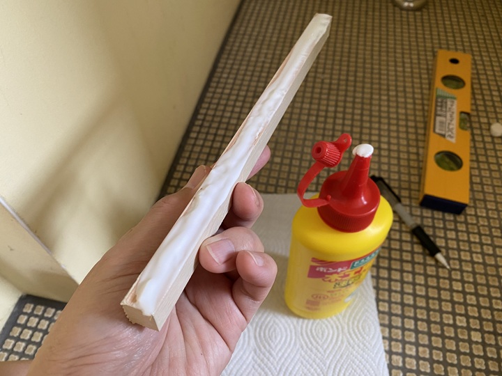 木工用ボンドを塗った角材