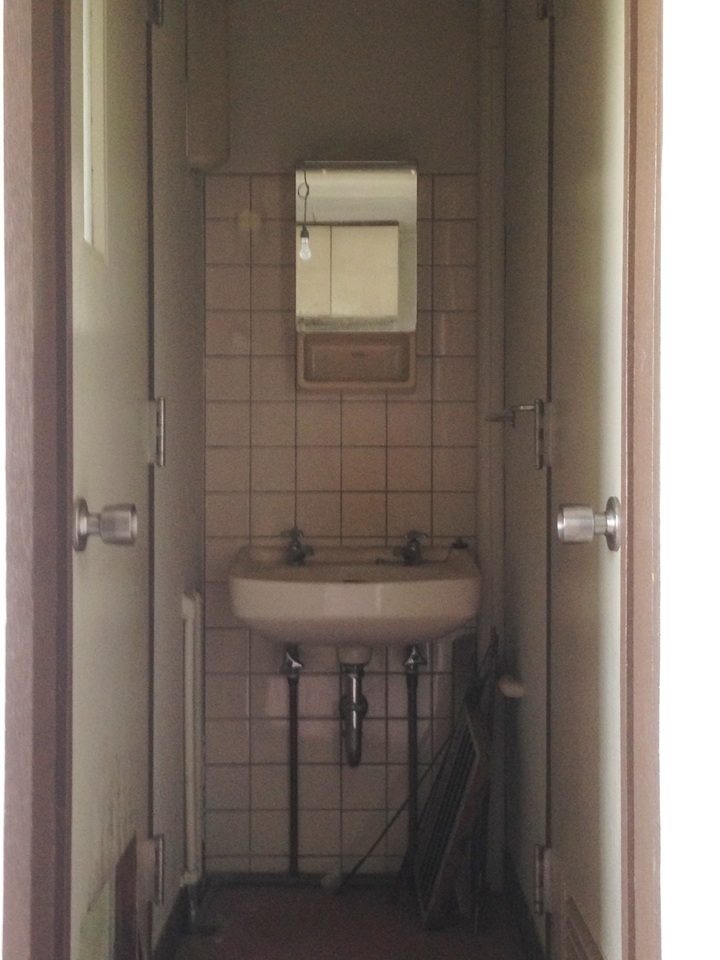 古い部屋の洗面