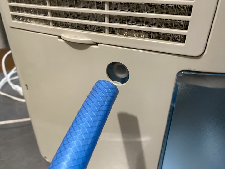 連続除湿用の穴にホースを接続