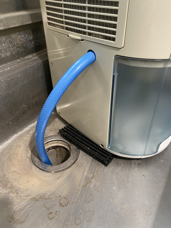 連続除湿用のホースを排水口に入れる