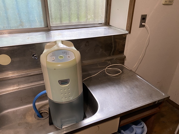 コンセントにつないだ除湿機
