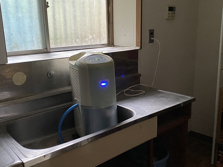 運転中の除湿機