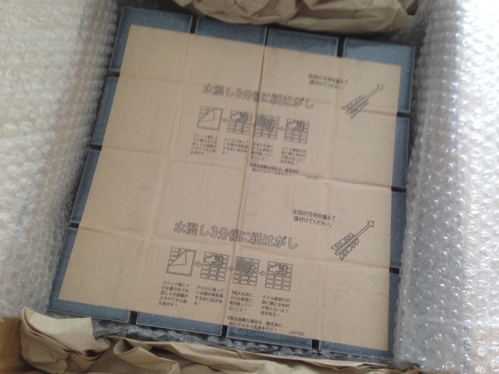 箱に入ったタイルシート