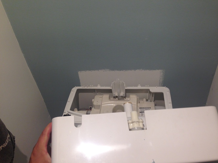 トイレのフタを開けて点検