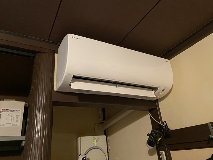山小屋の新しいエアコン