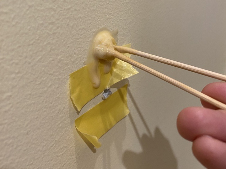 穴にスポンジを詰める