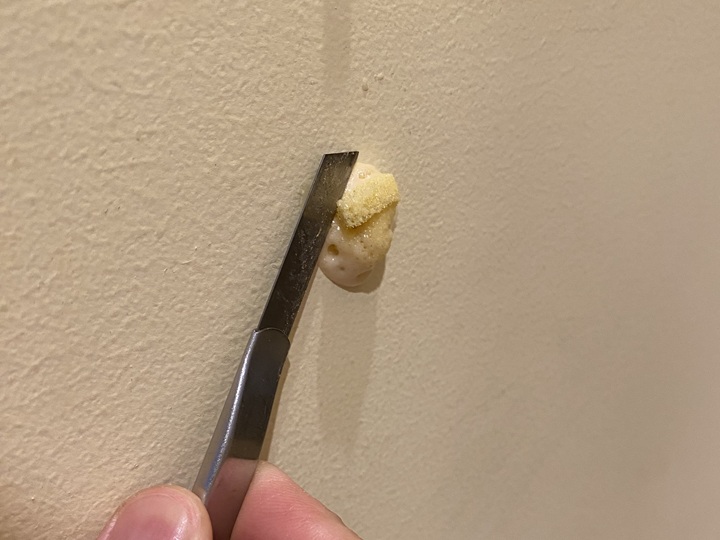 固まったスポンジを切り落とす