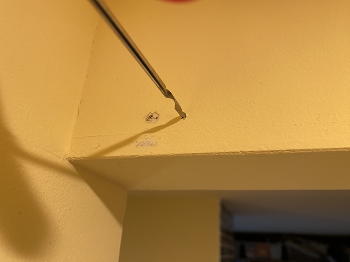 下穴を開ける