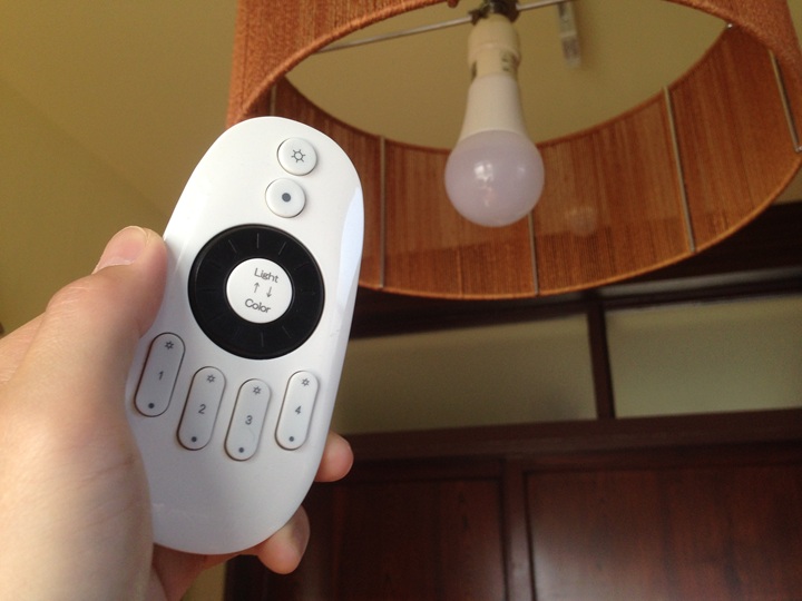 ペンダントライトに取り付けた電球とリモコン