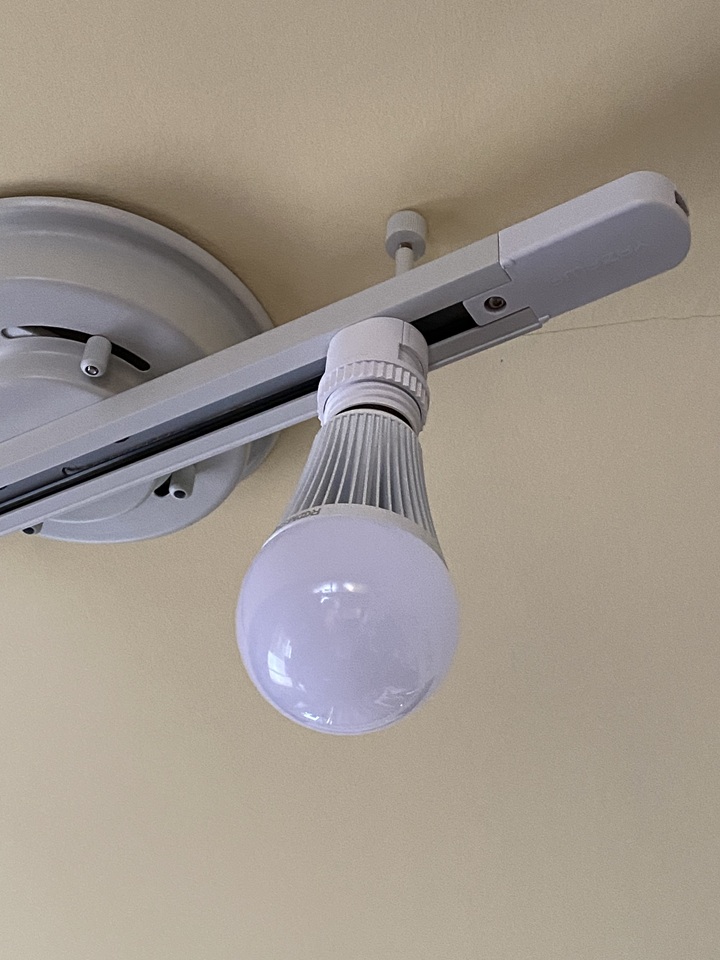 照明レールに追加した電球
