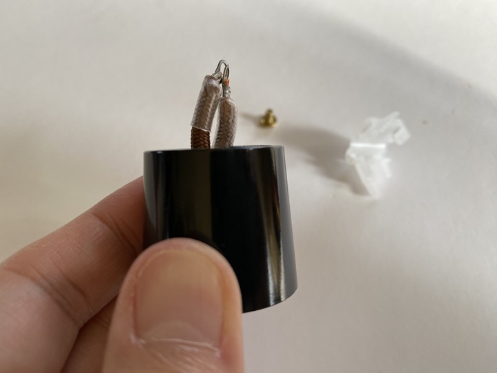 コードをソケットに通す