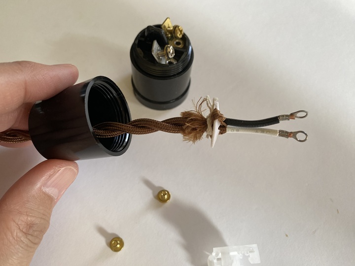 コードをソケットに通す