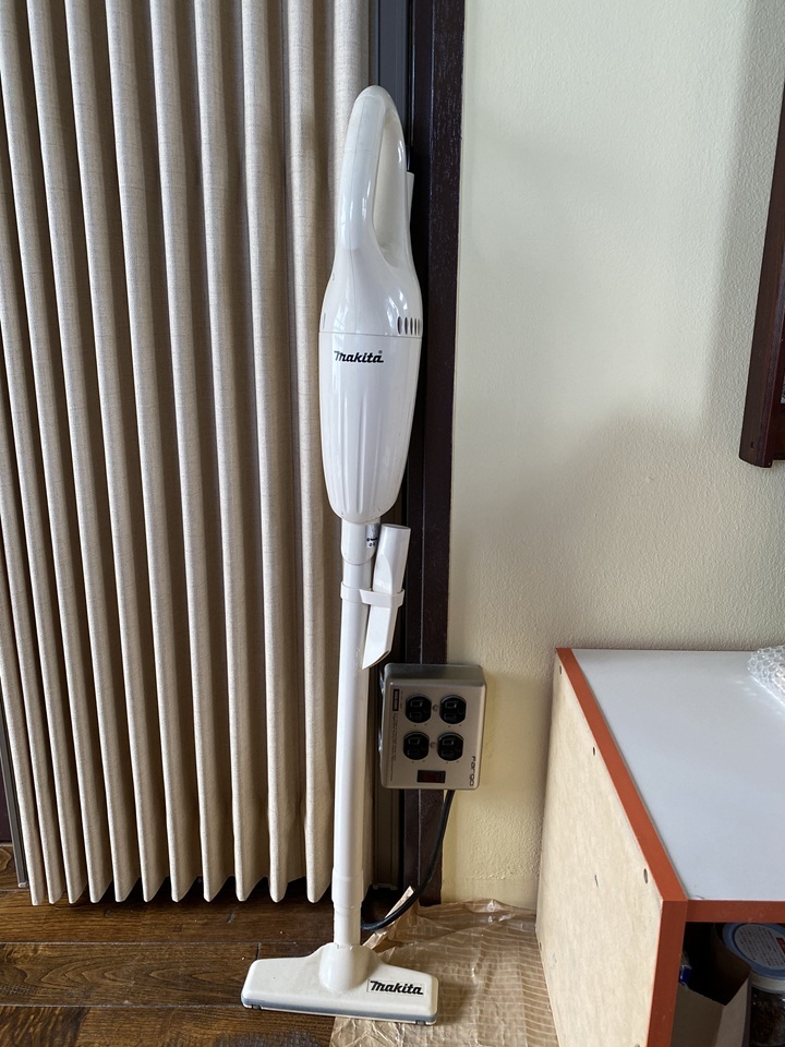 立てかけた掃除機