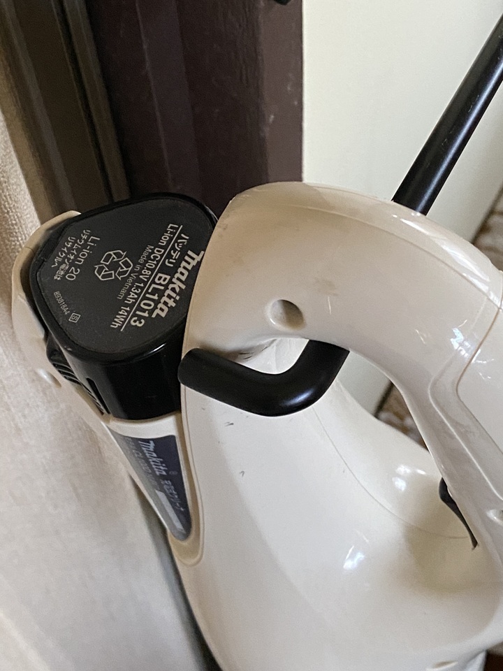 ハンガーにかけた掃除機
