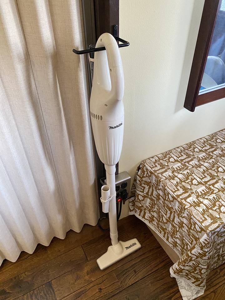 ハンガーにかけた掃除機