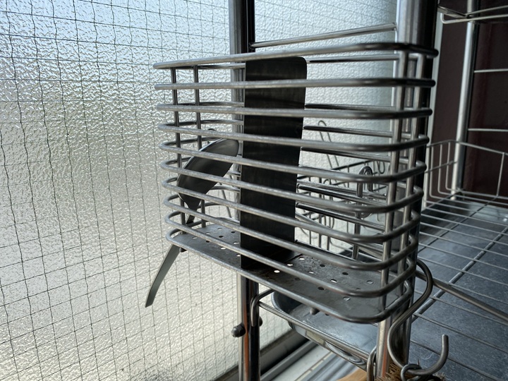 スキマから飛び出した食器
