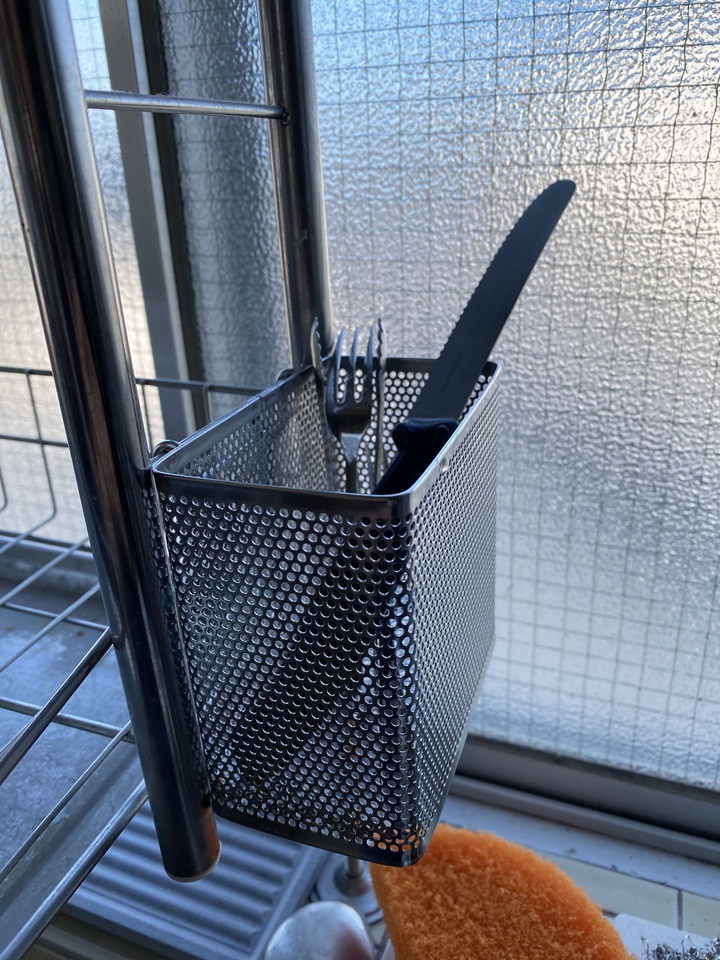 ポケットに食器を入れて