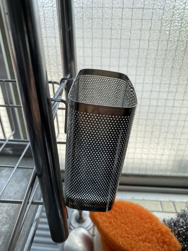 やや傾いたカトラリーポケット