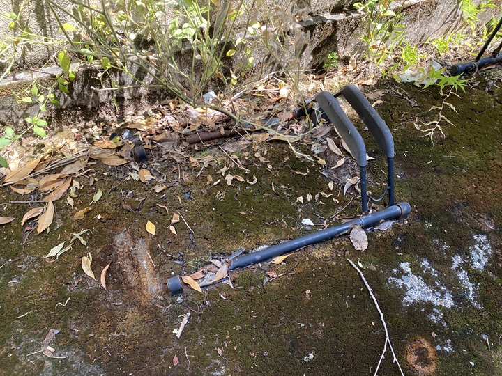 壊れた自転車停め