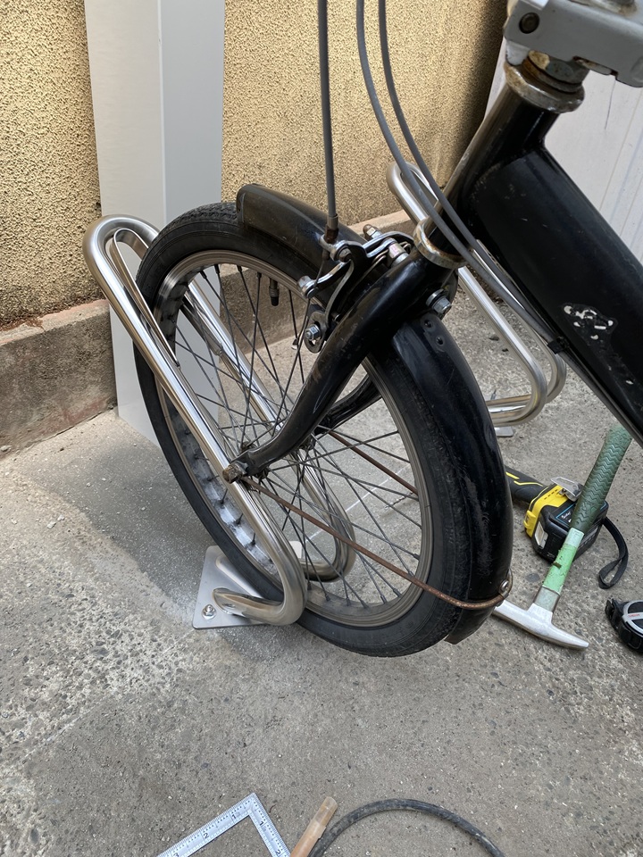 スタンドに自転車を停める