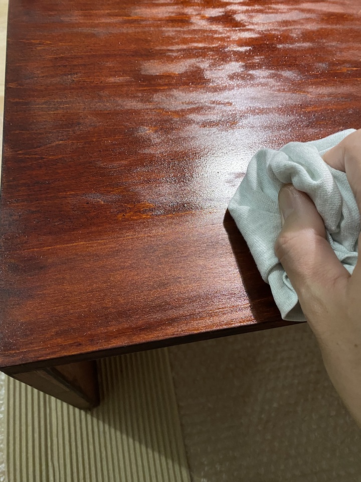 ワトコオイルをウェスでふきとる