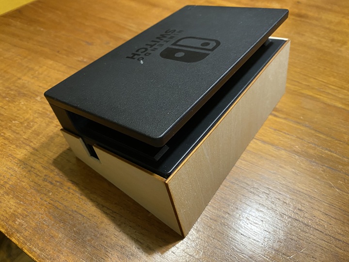 スタンドにのせたSwitchのドック