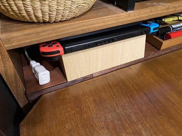 スキマに収めたSwitchスタンド
